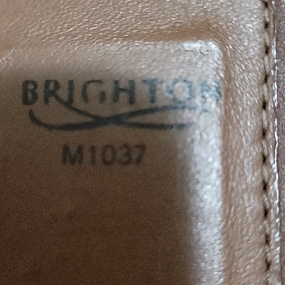 Brighton Man's brown leather embossed M1037 money clip/ card holder.